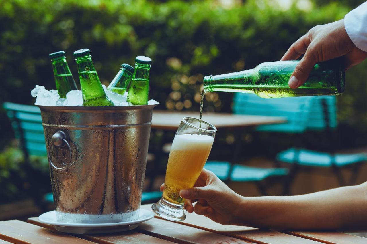 Hotel Clarion Faria Lima São Paulo Zewnętrze zdjęcie Beer being poured into a glass