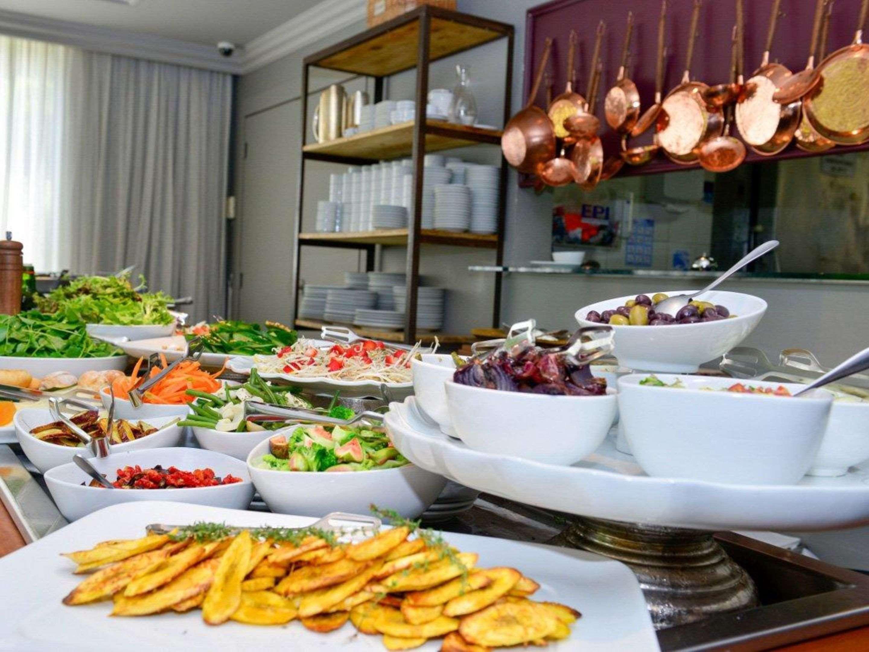 Hotel Clarion Faria Lima São Paulo Zewnętrze zdjęcie A buffet at a restaurant
